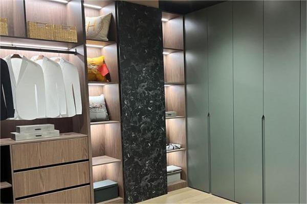 Ano ang lalim ng wardrobe cabinet sa kwarto?