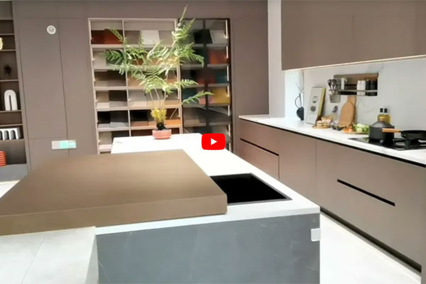 Smart kitchen na may auto kitchen island benchtop at nakatagong water tap